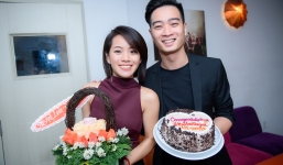 Slim V cười tít mắt khi được bạn gái hôn